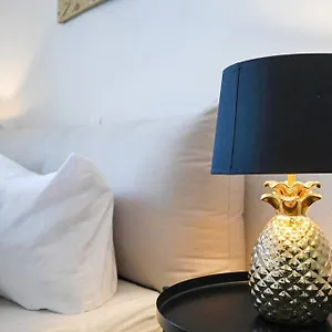 https://uniquebnb-suite-netflix-hotelbett-wifi-nespresso.dresdenhotels.net
