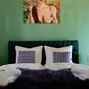 Denkmalgeschuetzte Grosse Boheme Altbauwohnung In Citylage Apartment